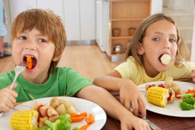 食事する子供