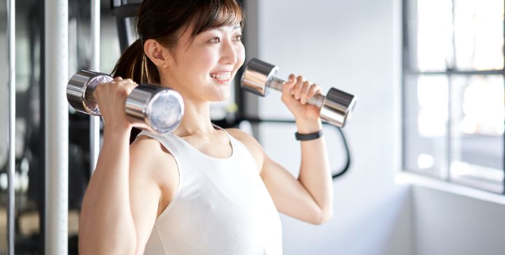 ダンベルでトレーニングをする女性