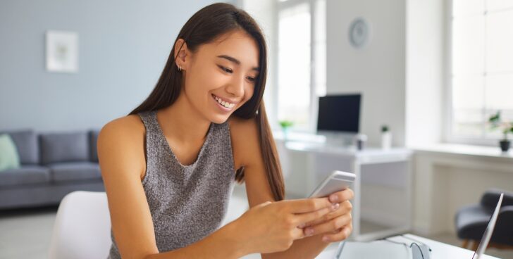 スマートフォンを使う女性