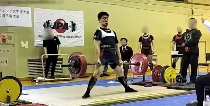 デッドリフトをするトレーナー