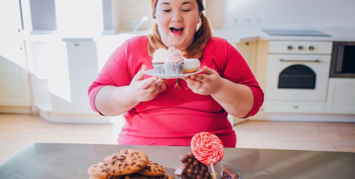 大量のケーキを間食に食べる女性